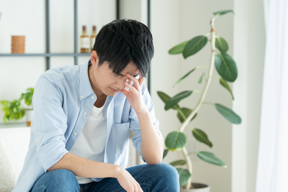 悩む男性1
